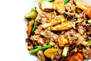 1 tray (284 g) Stir Fry Chicken with Brown Rice