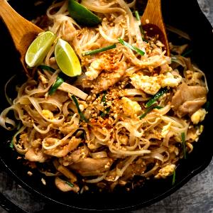 1 tray (332 g) Chicken Pad Thai