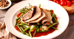 1 tray (340 g) Sliced Roast Beef with Red Wine Demi