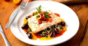 1 tray (354 g) Salmon with Bell Pepper Coulis