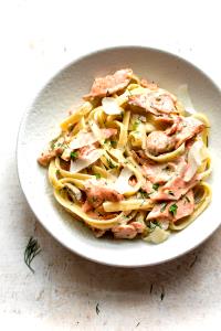 1 tray (397 g) Salmon Fillet with Dill Linguini