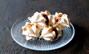 10 cookies Dulce De Leche Meringues