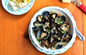 10 mussels (8 oz) White Wine & Garlic Mussels