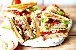 100 G Bacon, Chicken and Tomato Club Sandwich with Lettuce and Spread