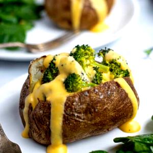 100 G Baked Potato Topped with Cheese Sauce and Broccoli