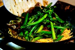 100 G Beef, Noodles and Vegetables (Including Carrots, Broccoli, and/or Dark-Green Leafy, Mixture)