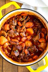 100 G Beef Stew with Potatoes and Vegetables in Tomato-Based Sauce