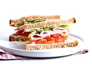 100 G Broiled Chicken Fillet Sandwich with Lettuce, Tomato and Spread on Whole Wheat Roll