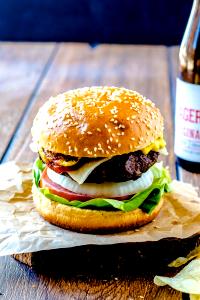 100 G Cheeseburger (Large, Single Patty with Ham, Condiments and Vegetables)