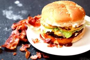 100 G Cheeseburger with Bacon and Condiments