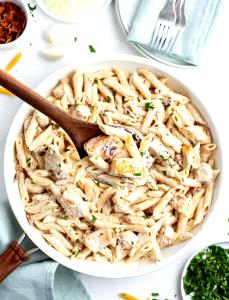 100 G Chicken or Turkey and Noodles with Cream or White Sauce (Mixture)