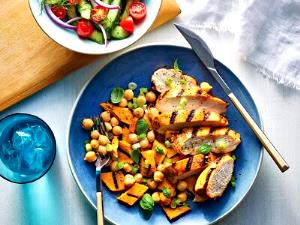 100 G Chicken or Turkey and Vegetables in Cheese Sauce (Including Carrots, Broccoli, and/or Dark-Green Leafy, No Potatoes, Mixture)