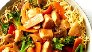 100 G Chicken or Turkey, Noodles and Vegetables in Gravy (Including Carrots, Broccoli, and/or Dark-Green Leafy, Mixture)