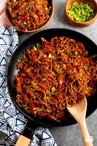 100 G Chicken or Turkey, Noodles and Vegetables in Gravy (Mixture)