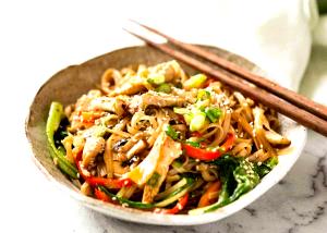 100 G Chicken or Turkey, Noodles and Vegetables (Including Carrots, Broccoli, and/or Dark-Green Leafy, Mixture)