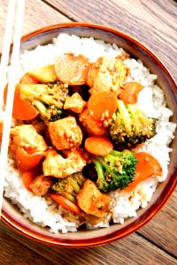 100 G Chicken or Turkey, Rice and Vegetables (Including Carrots, Broccoli, and/or Dark-Green Leafy, Mixture)