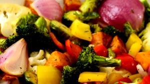 100 G Chicken or Turkey, Stuffing and Vegetables (Including Carrots, Broccoli, and/or Dark-Green Leafy, Mixture)