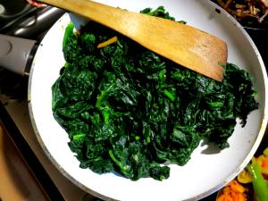 100 G Cooked Spinach with Cheese Sauce (from Canned)
