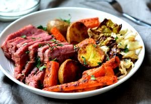 100 G Corned Beef, Potatoes and Vegetables (Including Carrots, Broccoli, and/or Dark-Green Leafy, Mixture)