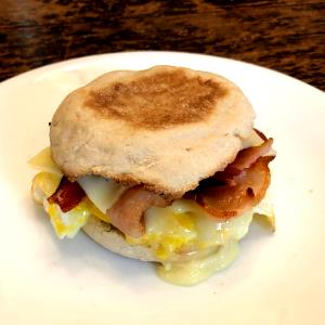 100 G Egg, Cheese and Bacon on English Muffin