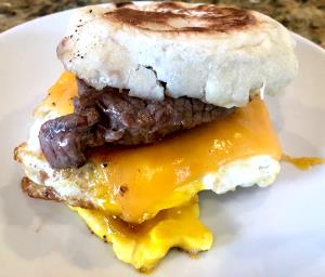 100 G Egg, Cheese and Beef on English Muffin