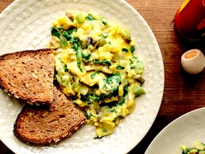 100 G Egg Omelet or Scrambled Egg with Onions, Peppers, Tomatoes and Mushrooms