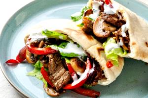 100 G Fajita-Style Beef Sandwich with Cheese, Lettuce and Tomato on Pita Bread