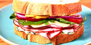 100 G Ham and Cheese Sandwich with Lettuce and Spread on Bun