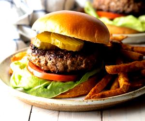 100 G Hamburger with 1/4 Lb Meat, Mayonnaise or Salad Dressing and Tomatoes on Bun