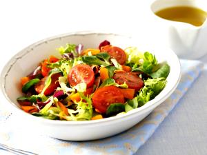 100 G Lettuce Salad with Cheese, Tomato and/or Carrots