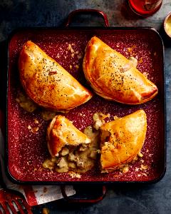 100 G Lower in Fat Meat and Cheese Turnover in Tomato-Based Sauce