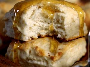100 G Lowfat Baking Powder or Buttermilk Biscuit (from Refrigerated Dough)