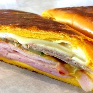 100 G Midnight Sandwich with Spread (Media Noche)