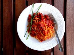 100 G Pasta with Tomato Sauce and Frankfurters or Hot Dogs (Canned)