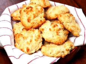 100 G Plain or Buttermilk Biscuits (Dry Mix, Prepared)