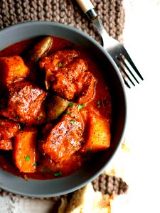 100 G Pork, Potatoes and Vegetables in Tomato-Based Sauce (Mixture)