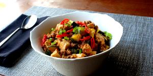 100 G Pork, Tofu and Vegetables in Soy-Base Sauce (Including Carrots, Broccoli, and/or Dark-Green Leafy, No Potatoes, Mixture)