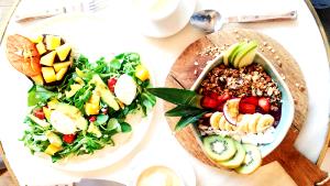 100 G Seafood Garden Salad with Seafood (Eggs, Tomato and/or Carrots, Other Vegetables)