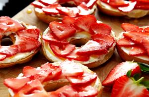 100 G Toaster Bagel (with Fruit and Cream Cheese)