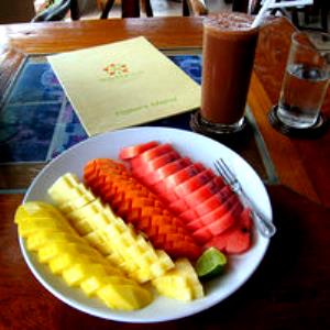 100 G Tropical Fruit Salad (Pineapple Papaya Banana and Guava, Solids and Liquids, Heavy Syrup, Canned)