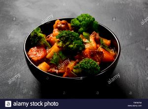 100 G Veal Goulash with Vegetables in Tomato-Base Sauce (Including Carrots, Broccoli, and/or Dark-Green Leafy, No Potatoes)