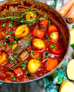 100 G Veal Stew with Potatoes and Vegetables in Tomato-Based Sauce (Including Carrots, Broccoli, and/or Dark-Green Leafy)