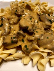100 G Venison/Deer and Noodles with Cream or White Sauce (Mixture)