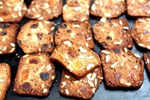12 crackers (30 g) Fruity Walnut Crisps