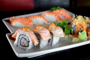 12 Pieces Sushi Grilled Salmon Roll