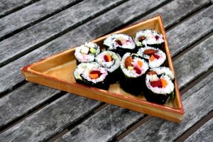 16 Pieces Sushi M&M Roll, Eel & Carrot