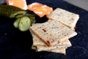 18 crackers (30 g) Asiago Rosemary & Pepper Crackers