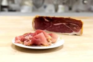 2 1/2 rolls (28 g) Prosciutto & Mozzarella