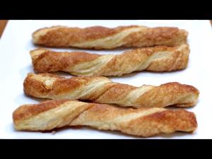 2 1/2 sticks (28 g) Crispy Cinnamon Pastry Sticks