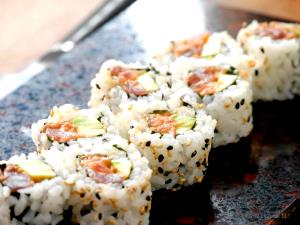 2/3 roll (6 pieces) (140 g) Spicy Tuna Roll